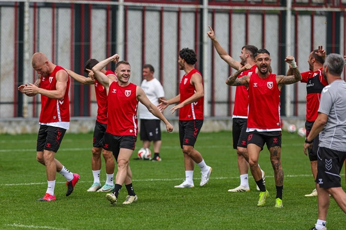 <p>Samsunspor, Teknik Direktör Thomas Reis yönetiminde bu sabah gerçekleştirdiği aerobik ısınma, eğlenceli yarışma, dar alanda oyun ve 3 takımlı turnuva ile çalışmalarını sürdürdü.</p>
