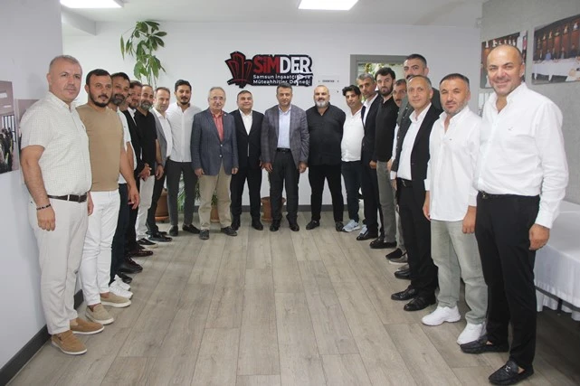 <p><strong>SU ABONELİĞİNDE KOLAYLIK</strong><br />
Yapılan çalışmalar hakkında bilgi veren Samsun İnşaatçılar ve Müteahhitler Derneği Başkanı Sezgin Aydın, ''Genel kurulumuzun ardından görevi devralarak çalışmalarımıza başladık. İlk olarak Büyükşehir Belediye Başkanımız Halit Doğan'ı konuk ettik. Kendisine sektörümüzün sorunları anlattık. Müteaahitlerin en büyük sorunu ruhsat olmadan su aboneliği alınamaması idi. Sağ olsun Halit Başkanımız halis niyetli bir başkanımız ve bizimde halis niyetle dile getirdiğimiz sorunlarımızın çözüm önerilerini  anlayışla karşılayarak konuştuğumuz konularda kolaylık sağlanacağını belirtti. Büyükşehir Belediye Başkanımız, inşaat yapacak müteahhitlerin derneğimizden alacağı yazı ile ruhsat almadan su aboneliğini alabileceğini ifade ederek büyük bir adım attı. Bize güveni ve şehrimize hizmet noktasında yapılanlara desteğinden ötürü Halit Doğan başkanımıza teşekkür ediyoruz'' dedi.</p>
