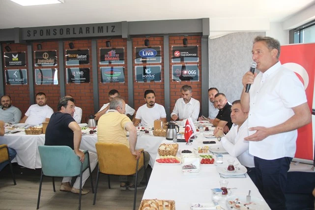 <p><strong>BAŞKANLARDAN RUHSAT VE İSKAN KONUSUNDA KOLAYLIK</strong><br />
İlkadım Belediye Başkanı İhsan Kurnaz, Atakum Belediye Başkanı Serhat Türkel ve Tekkeköy Belediye Başkanı Mustafa Candal'ın da derneklerini ziyaret ettiklerini belirten Sezgin Aydın, ''Ruhsat ve iskan konusu alt belediyelerde olduğu için İhsan Kurnaz başkanımıza, Serhat Türkel başkanımıza ve Mustafa Candal başkanımıza ruhsat sürelerinin kısalması ve iskan konusunda yaşadığımız sorunları anlattık. Başkanlarımız sağolsunlar anlayış gösterdiler. Belediyelerde ruhsat alma işlemi 6-8 ay arasında sürüyordu. Bu konuda yardımcı olacaklarını ifade ettiler. İskan alma konusunda da gerekli kolaylıkların sağlanacağı belirttiler. Bizler de kendilerine anlayışlarından ve sektörümüze gösterdikleri samimiyetten dolayı teşekkür ettik. Görüşmelerimiz sonrasında, inşaat ruhsatı ve iskan almak daha hızlı oldu ve kolaylaştı. Bizlerinde şehrimize kattığımız değer arttı'' dedi.</p>
