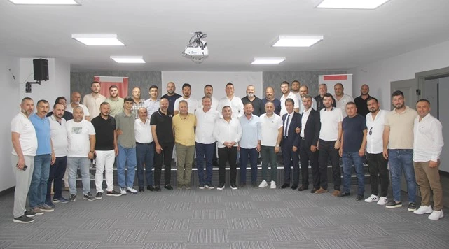 <p><strong>HER ALANDA İŞBİRLİĞİMİZ ARTACAK</strong><br />
Sektörün önemli sorunları olduğunu ve bu sorunlarla ilgili gerekli girişimleri yapmaya devam edeceklerini belirten Sezgin Aydın, ''Üye sayımız her geçen arttıyor. Hem nitelik hem de nicelik olarak derneğimiz büyümeye devam ediyor. SİMDER olarak üyelerimize katkı sağlamaya ve sektörümüzün gelişmesi adına çalışmaya, kurum ve kuruluşlarla işbirliği yapmaya, şehrimize, ülkemize değer katmaya devam edeceğiz'' diye konuştu.</p>

