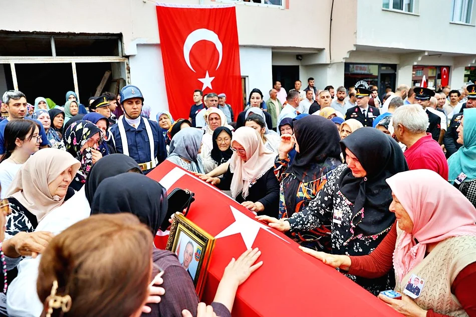 SAMSUNLU ŞEHİT JANDARMA UZMAN ÇAVUŞ MEHMET DEMİRBAŞ SON YOLCULUĞUNA UĞURLANDI - Fotoğraf 2