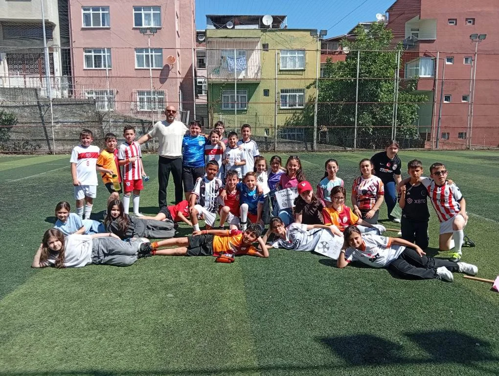 Samsun'da Şehit Cengiz Topel İlkokulu’nda Futbol Şöleni! Şampiyonlar Belli Oldu - Fotoğraf 1