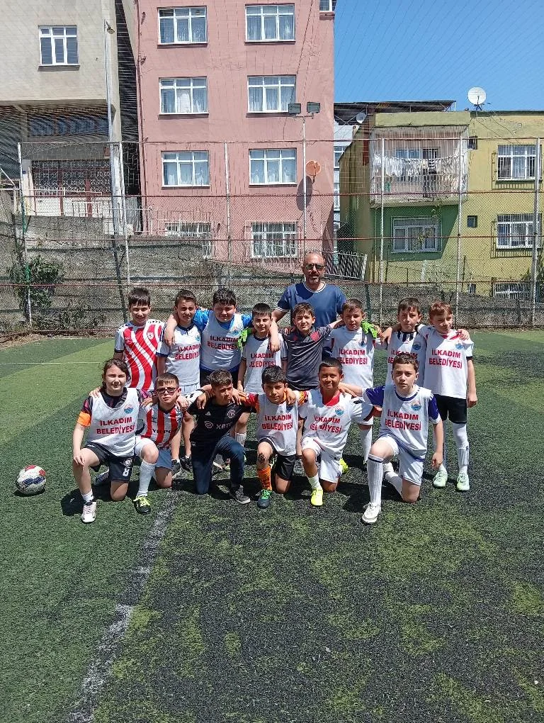 Samsun'da Şehit Cengiz Topel İlkokulu’nda Futbol Şöleni! Şampiyonlar Belli Oldu - Fotoğraf 2