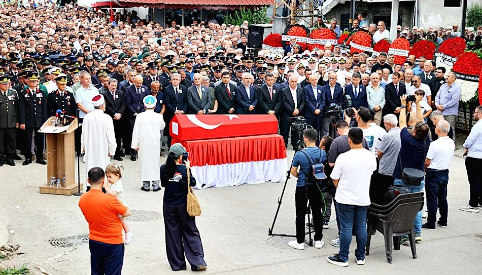 SAMSUNLU ŞEHİT JANDARMA UZMAN ÇAVUŞ MEHMET DEMİRBAŞ SON YOLCULUĞUNA UĞURLANDI - Fotoğraf 6