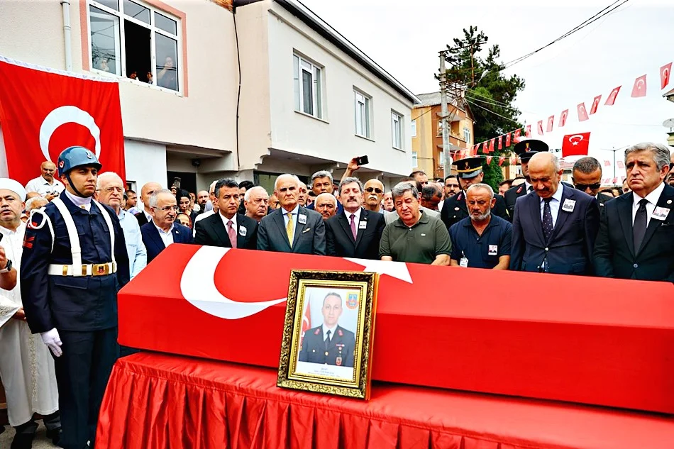 SAMSUNLU ŞEHİT JANDARMA UZMAN ÇAVUŞ MEHMET DEMİRBAŞ SON YOLCULUĞUNA UĞURLANDI - Fotoğraf 3