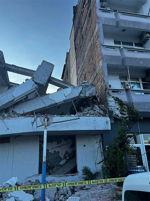 Samsun'da eski Bağ-Kur binasının yıkımı sırasında faciadan dönüldü! Samsun Valiliği açıklama yaptı - Resim 1