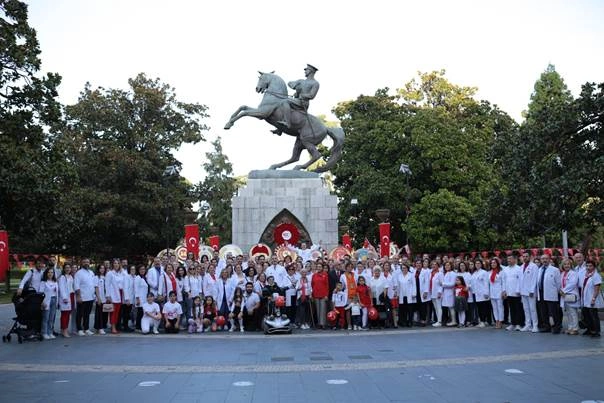 Eczacılar Cumhuriyetimizin 100. yılını coşkuyla kutladı - Resim 1