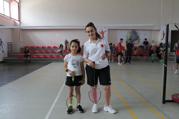 Veliler ve çocukları badmintonda yarıştı! Samsun spor haberleri - Resim 1