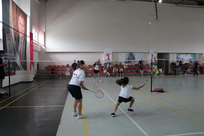 Veliler ve çocukları badmintonda yarıştı! Samsun spor haberleri - Resim 4