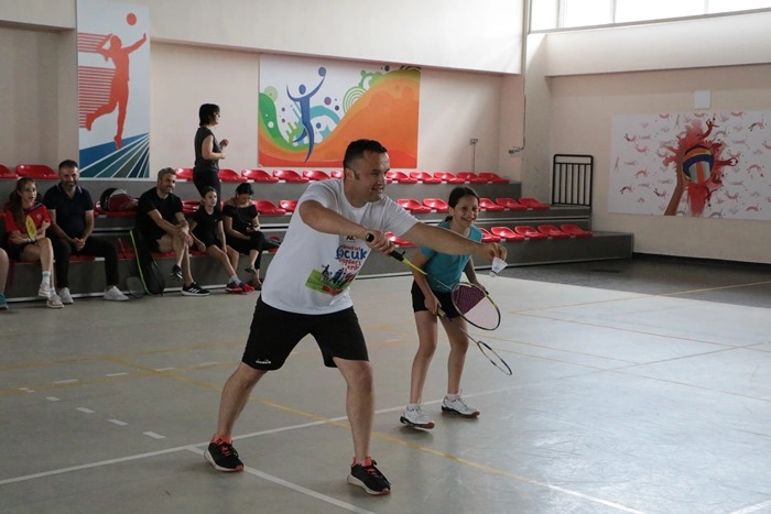 Veliler ve çocukları badmintonda yarıştı! Samsun spor haberleri - Resim 5