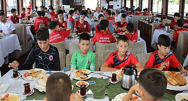 Samsun Büyükşehir Belediyesi futbol altyapı takımı kahvaltıda buluştu