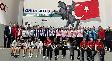 Samsun'da Badminton Gençler Kategorisi Okul Sporları Müsabakaları Sona Erdi