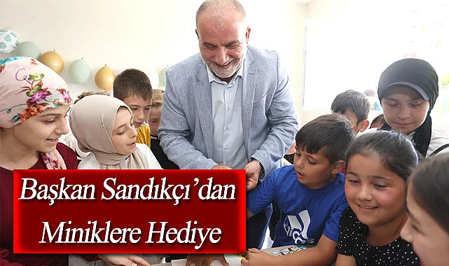 Başkan Sandıkçı’dan Miniklere Hediye