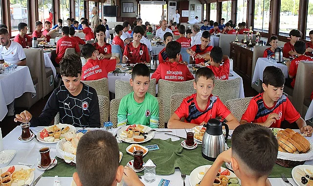 Samsun Büyükşehir Belediyesi futbol altyapı takımı kahvaltıda buluştu