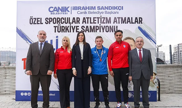 Karaaslan ve Başkan Sandıkçı’dan Akıncı TİHA Pozu 