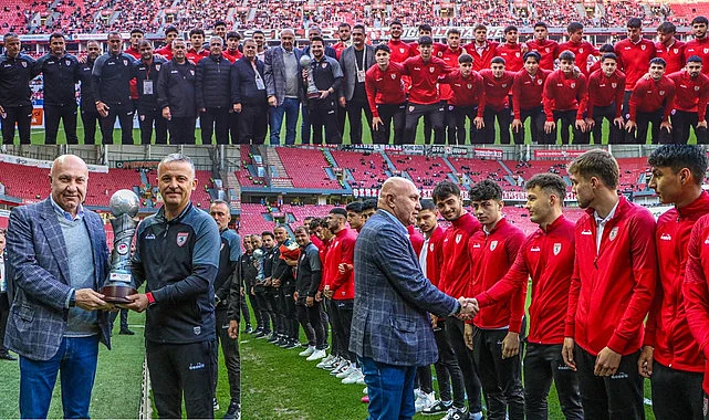 Samsunspor U19 Taraftarları Selamladı