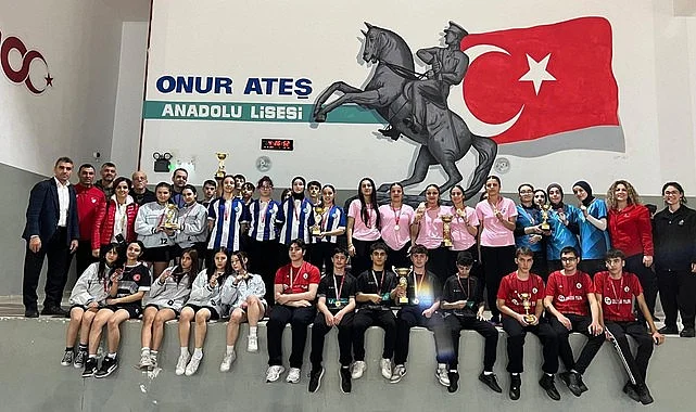 Samsun'da Badminton Gençler Kategorisi Okul Sporları Müsabakaları Sona Erdi
