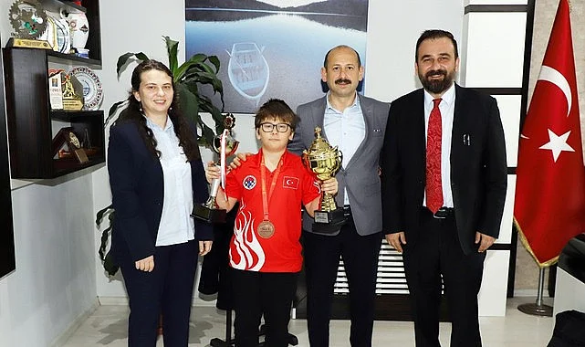 Avrupa üçüncüsü Mustafa Demirkan’dan İl Müdürü Dereci’ye ziyaret